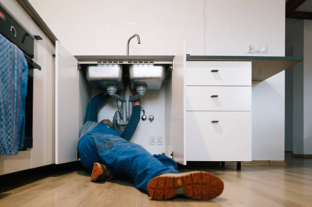 Professional Emergency Plumber technician working in Old Town, FL